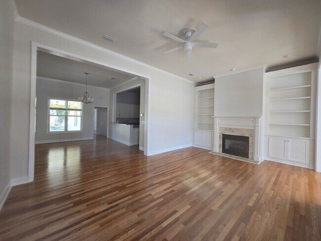 Building Photo - 3-bedroom, 2-bathroom cottage-style villa in Savanna Pointe