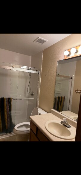 Building Photo - 800 Eastridge Dr NE