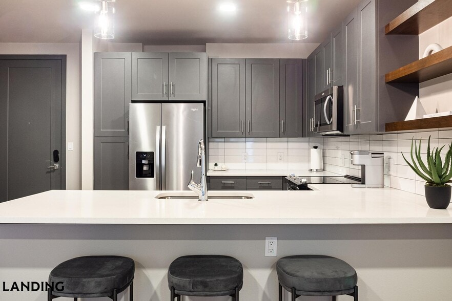 Building Photo - 415 E 2nd St S