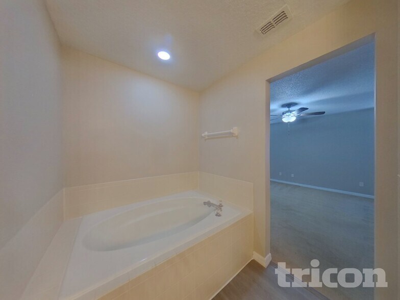 Building Photo - 1026 Sandhill St