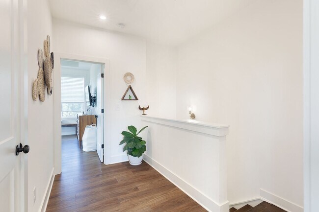 Building Photo - Stylish End-Unit Townhome Minutes From Gra...