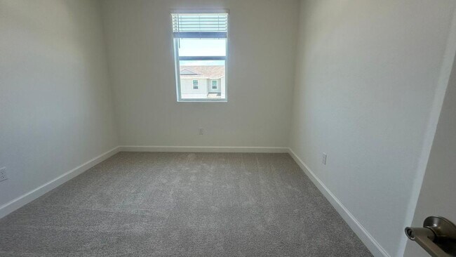 Building Photo - 553 Rivergrass St