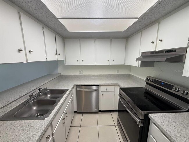 Building Photo - 3153 Bloomingdale Villas Ct