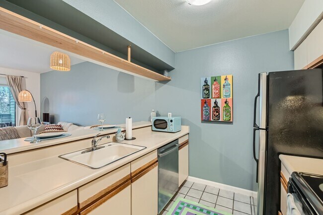 Building Photo - Urban Oasis: Cozy Furnished 1 BDR in Boulder