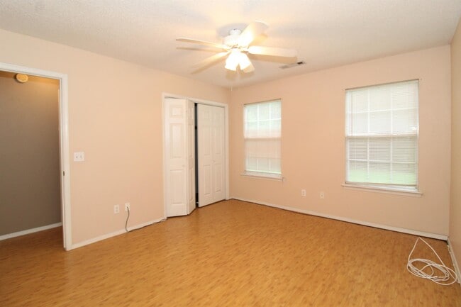 Building Photo - 3152 Parkway Dr