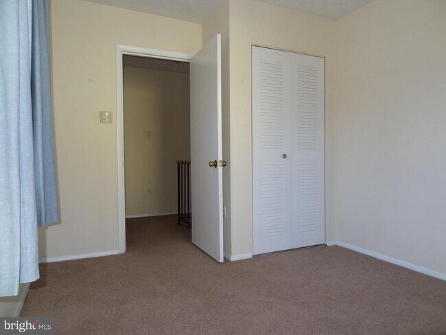 Building Photo - 2074 Lake Grove Ln