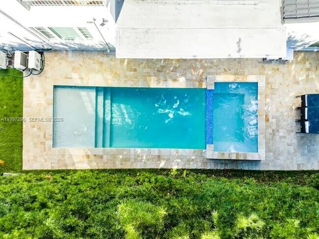 Building Photo - 320 Polk St