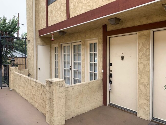 Building Photo - Beautiful 2 Bedroom 2 1/2 Bathroom Van Nuy...