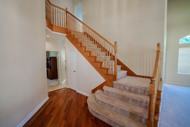 Building Photo - Stunning 5-Bedroom Home with Community Poo...