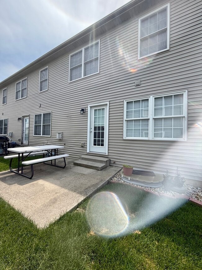 Building Photo - 1112 Ekstam Dr