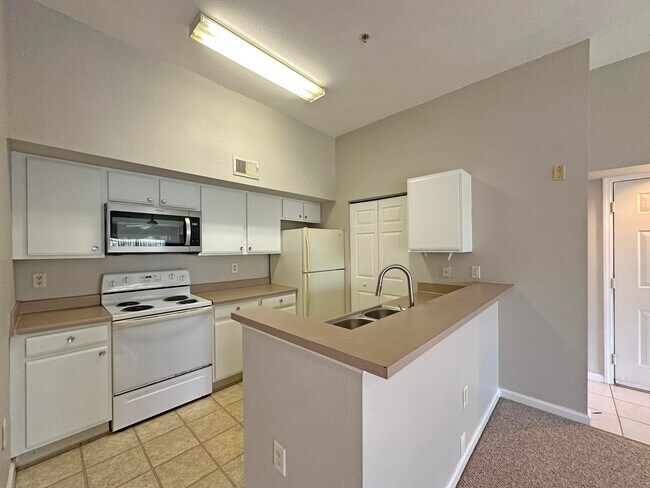 Building Photo - 131 SW Palm Dr