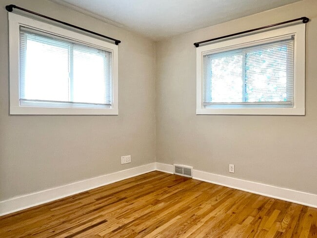 Building Photo - Darling Updated Cottage Near Liberty Park!