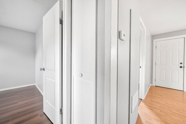 Building Photo - 2 Bedroom, 1 Bathroom Available!