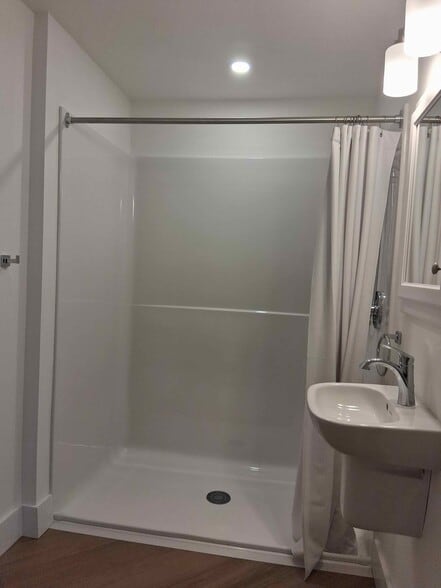 Low-threshold shower - 517 18th St