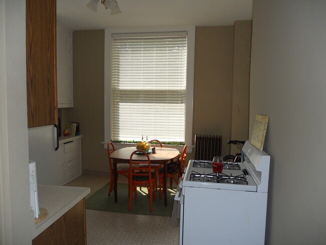 Kitchen area - 627 Ripley St