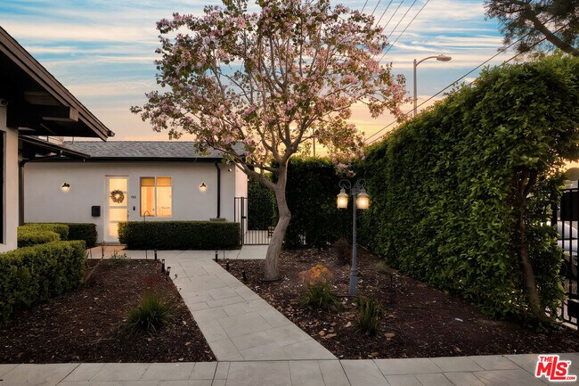 Building Photo - 7310 Woodley Ave