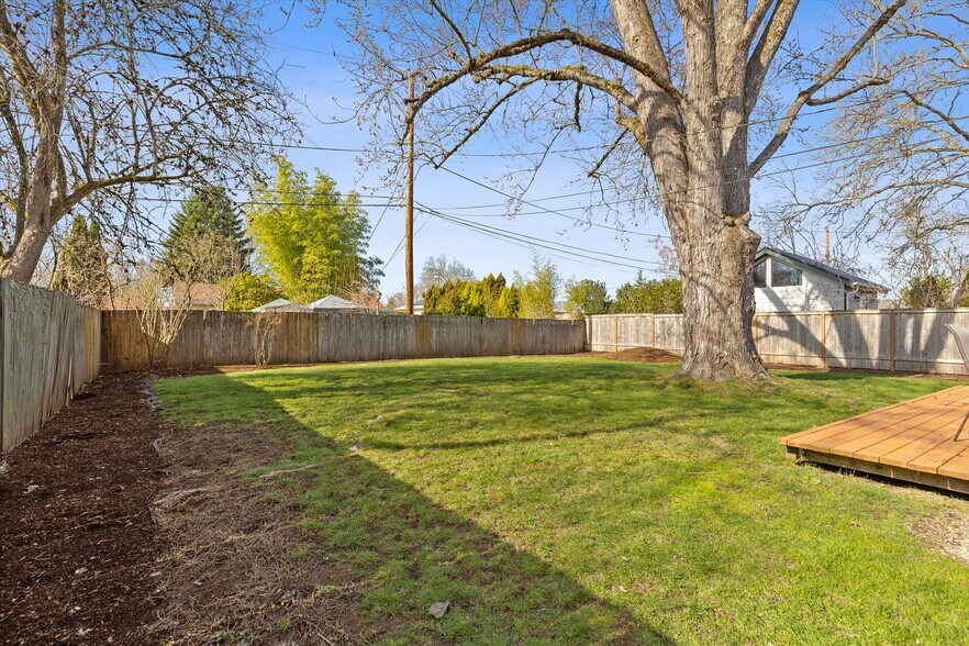 Building Photo - 4775 SW Beech Dr