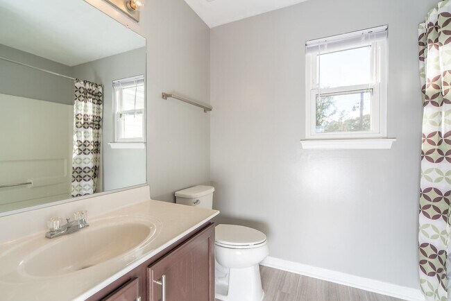 Building Photo - Beautiful 3 bed/ 2.5 bath home in Deep Creek