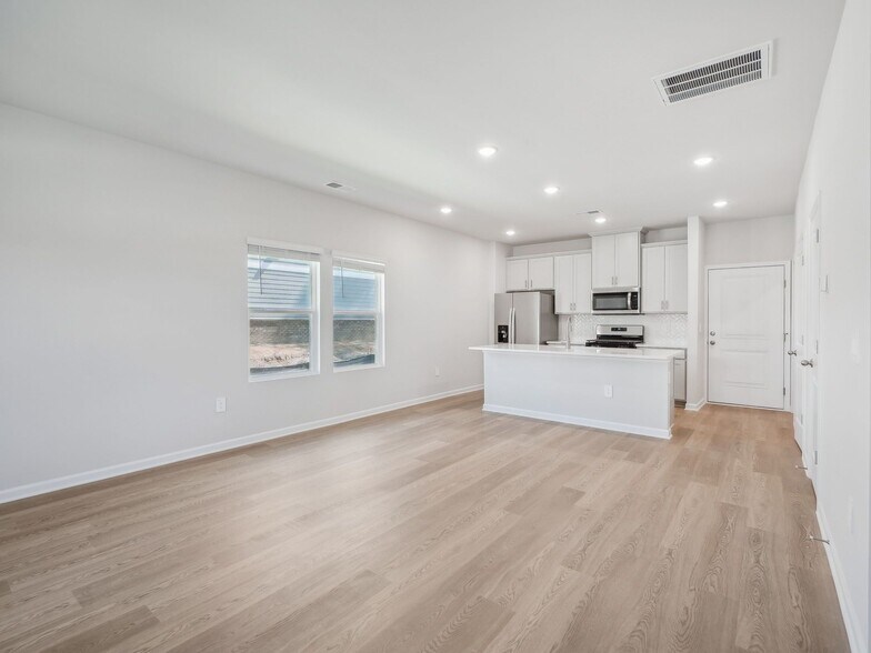 Building Photo - 702 Southland Dr