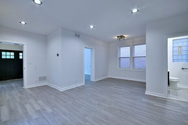 Building Photo - 2932 N Lakewood Ave