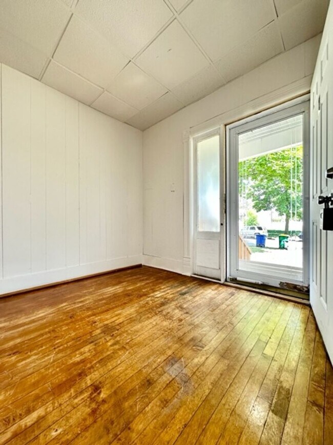 Building Photo - 122 S Van Buren St