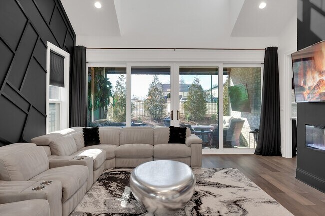 Building Photo - 1024 Club View Dr