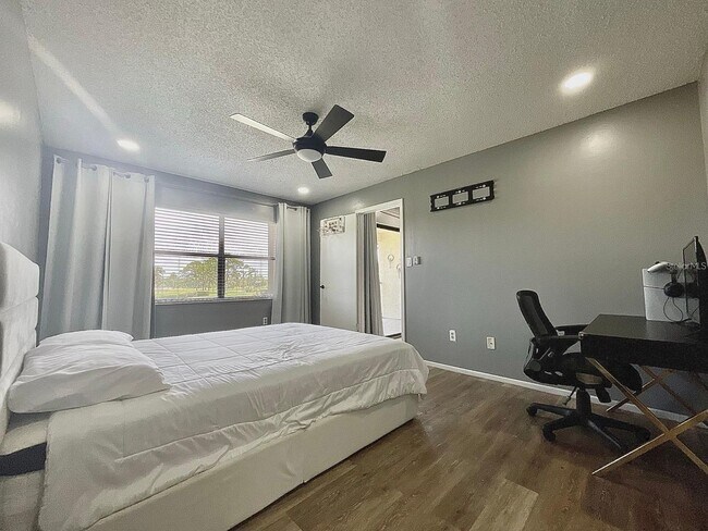 Building Photo - 6062 Willowpointe Cir