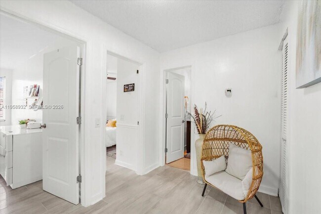 Building Photo - 1820 Vista Way