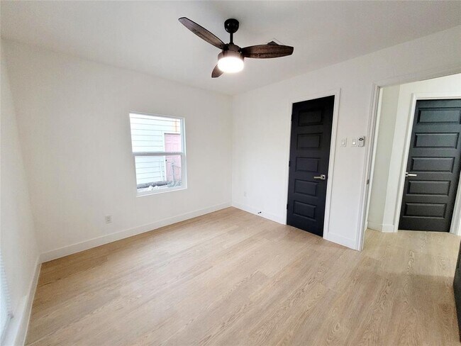 Building Photo - 317 W Houston Ave