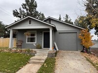 Building Photo - 2 Bed/1 Bath Home With Large and Fully Fen...