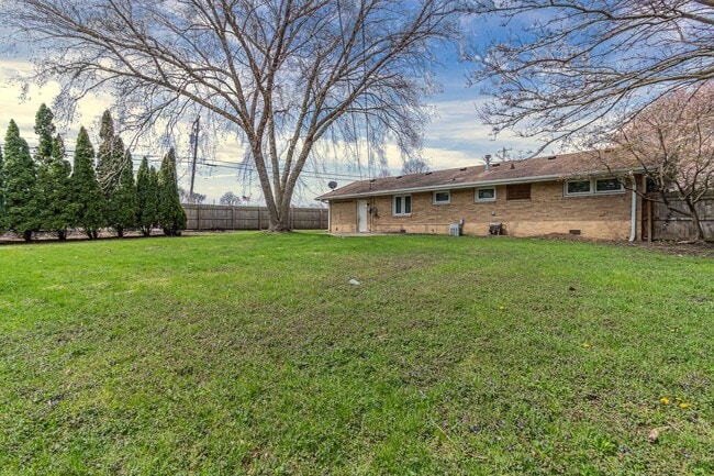 Building Photo - 3 bedroom, 1 bath ranch home! Close to I-74, on the local MTD bus line!! - Available Now