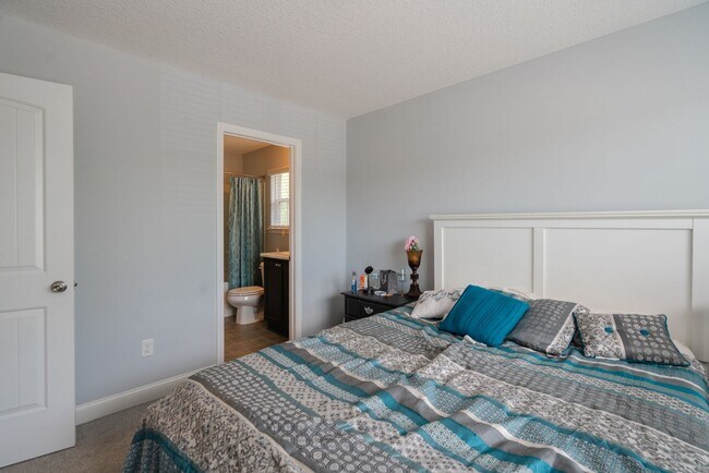 Building Photo - Spacious 4 Bed, 4 Bath