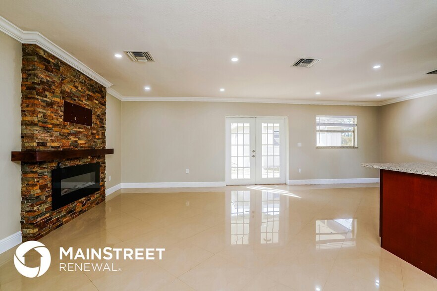 Building Photo - 300 East 10th Street