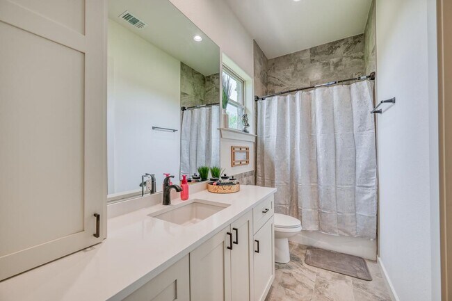 Building Photo - 302 Parallel Cir