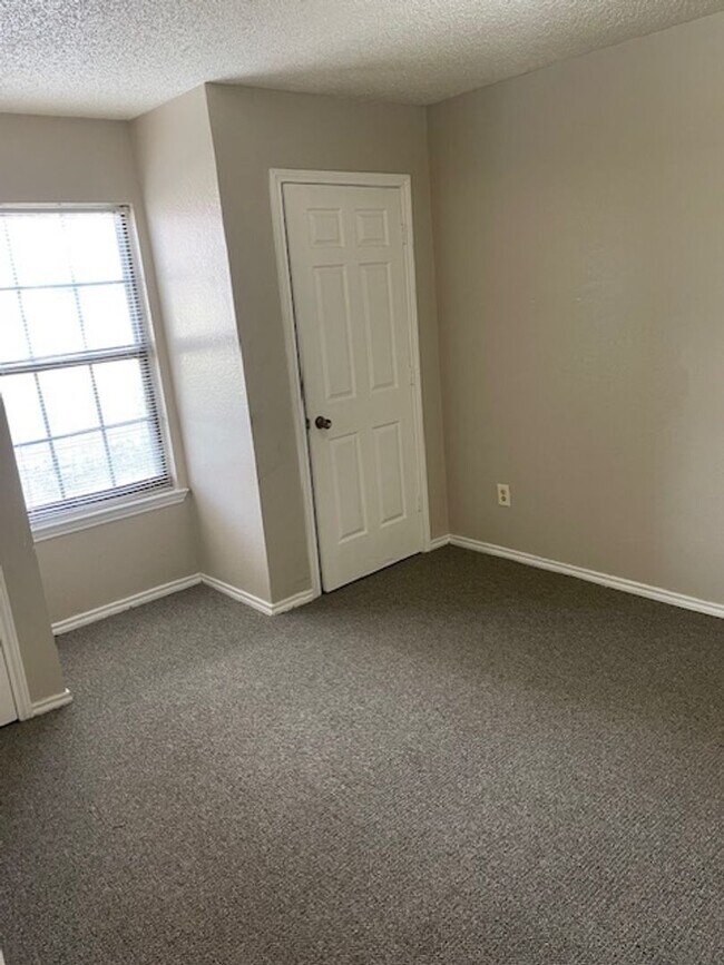 Building Photo - Spacious 2 Bedroom, 1 Bathroom Apartment