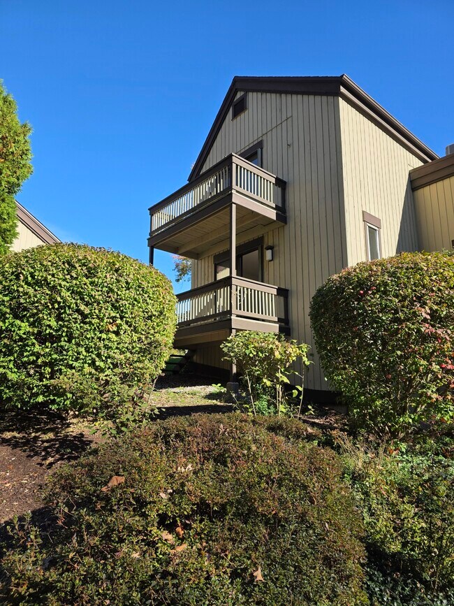 Building Photo - 563 Heritage Vlg