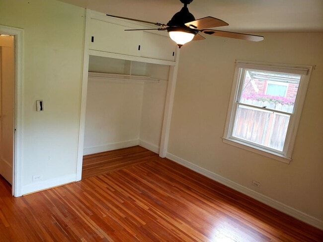 Building Photo - 1710 Oakwood St