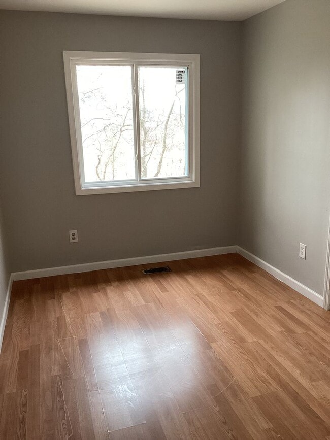 Building Photo - Three bedroom Townhouse  ready to rent