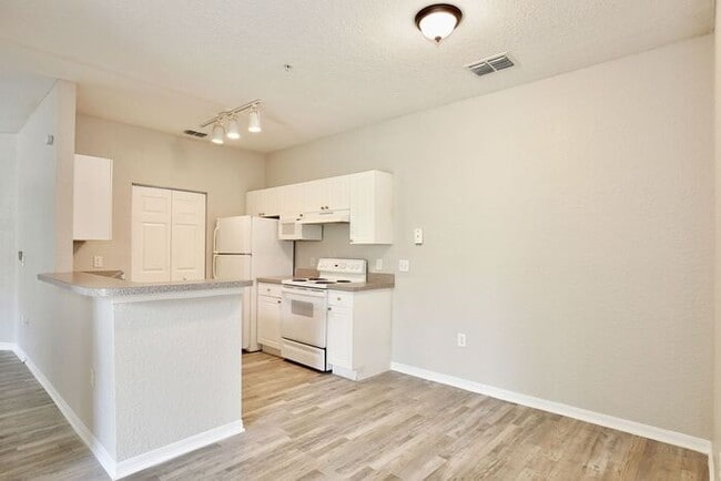 Building Photo - Perfect 2/2 Split Floorplan Condo with Washer/Dryer in Lovely Crescent Place at Lake Lotus Condom...