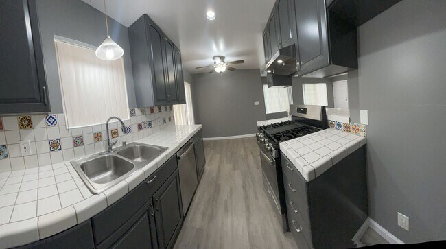 Building Photo - LARGE 2 BEDROOM 1 BATH UPSTAIRS UNIT WITH ...