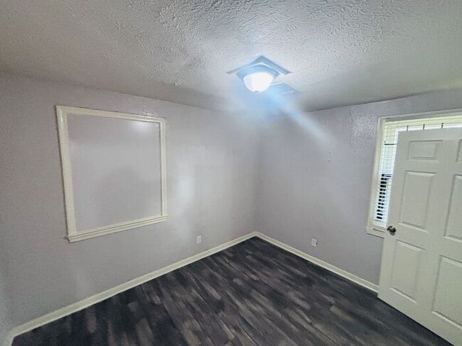 Building Photo - Charming 3-Bedroom Home in a Convenient Lo...