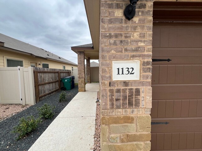 Building Photo - Luxury Two Story  3/2.5 Duplex in Seguin, ...