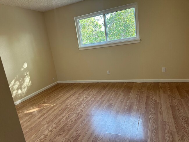 Building Photo - 4 Bdrm 2 Bath located in Elk Grove Unifed School District