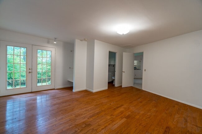 Building Photo - Adorable 3BR home on 1.65 Acre Park-Like S...