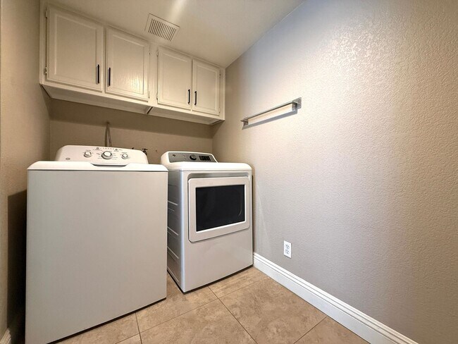 Building Photo - 2bedroom Townhouse near Wigwam Pkwy and Eastern ready for immediate move in!