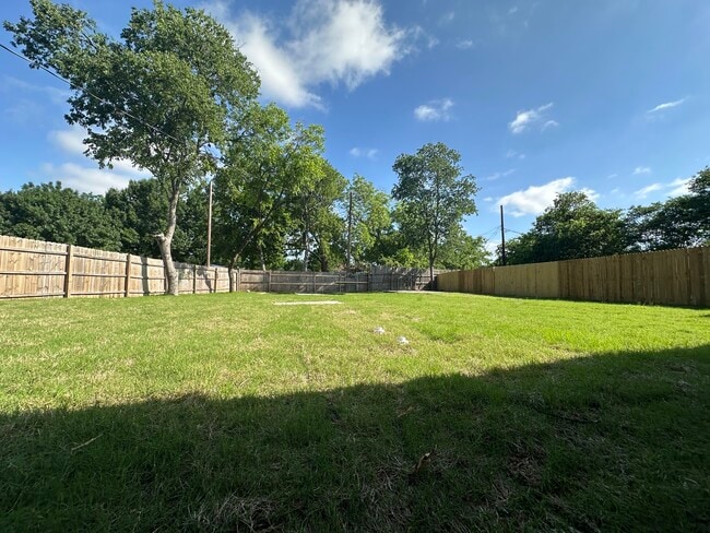 Building Photo - 3503 Fontana Dr