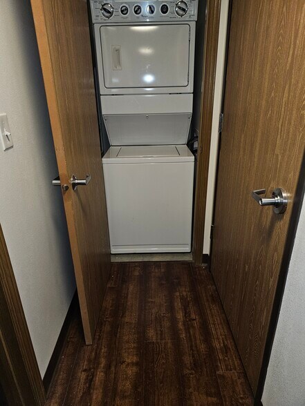 Building Photo - 943 S Gilbert St