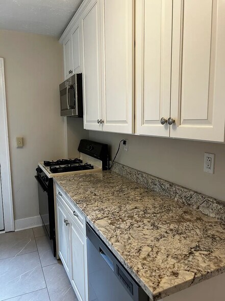 Kitchen - 455 Marietta Pl