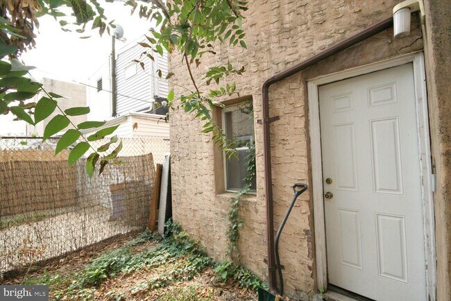 Building Photo - 2343 E Huntingdon St