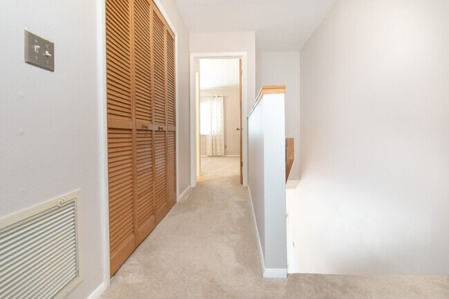 Building Photo - Cozy Move-in ready 2 Bed / 2.5 Bath Townho...